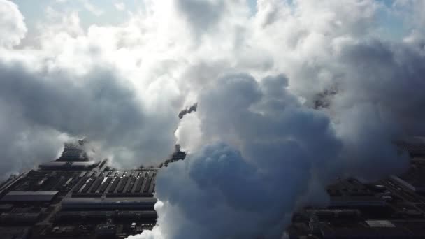 Tjock vit rök hälls från fabriksledningen. Föroreningar av miljön — Stockvideo