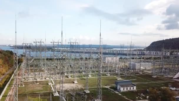 Гідроелектростанція. Висока електростанція з кабелями і дротами — стокове відео