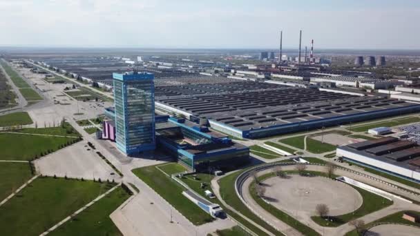 Widok z lotu ptaka na nowoczesny zakład samochodowy w pobliżu Togliatti. Siedziba fabryki — Wideo stockowe