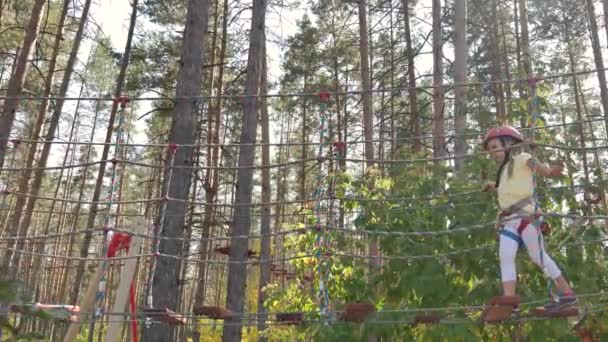 Enfant grimpant en haute altitude avec casque dans Adventure Park. Sport extrême 
