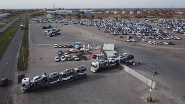 Vrachtwagen met nieuwe auto 's van Big Parking. Voertuiglogistiek, transportvloot — Stockvideo