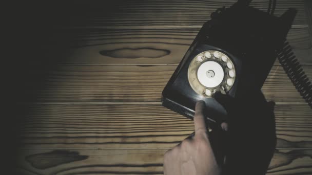 Telefone preto giratório clássico velho na tabela de madeira marrom — Vídeo de Stock