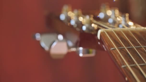 Zbliżenie dostrajania Peg na gitarze akustycznej Headstock — Wideo stockowe