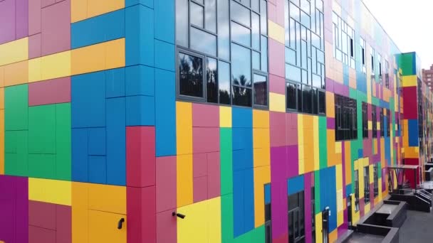 Фасад современного цветного учебного заведения — стоковое видео