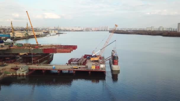 Zdjęcie lotnicze budowy mostu nowej autostrady przez rzekę — Wideo stockowe