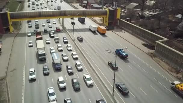 車やトラックと高速道路上の高速飛行 — ストック動画