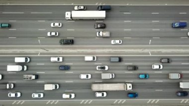 Otoyoldaki Trafik Sıkışıklığının Üstten Aşağı Görünümü