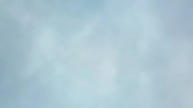 Yoğun Bulutlar Arasında Cansız Buz Yüzeyi Üzerine İniş. Uzak bir gezegene veya uyduya iniş kavramı