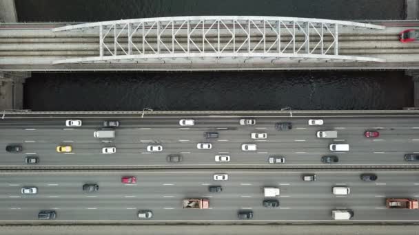 Вид з висоти на дорожній рух на автомобільний і залізничний міст — стокове відео