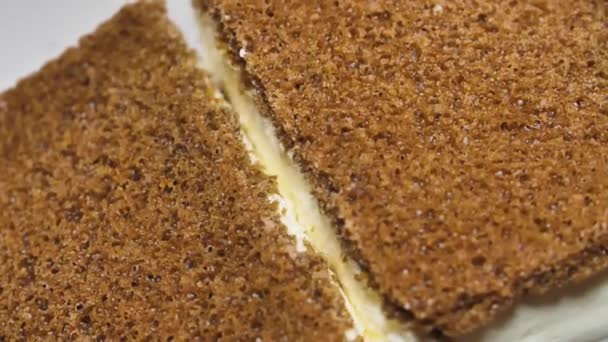 Chocoladekoekjescake met melksoeffel. Close-up van het dessert — Stockvideo