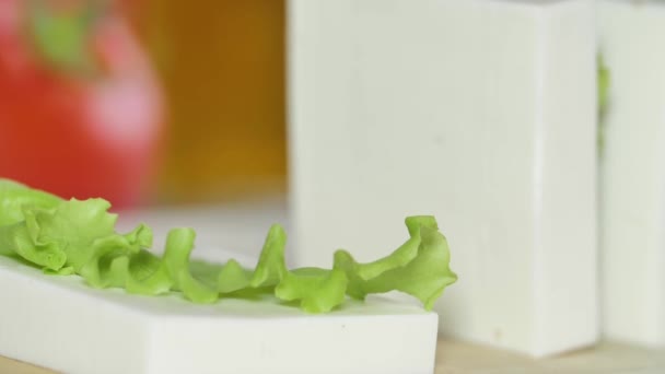法塔芝士和绿莴苣片素食 — 图库视频影像