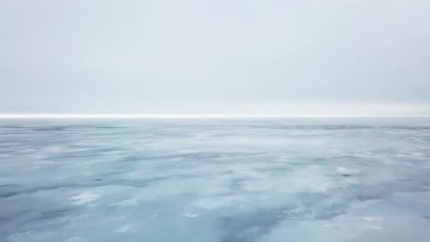 Volando por encima del hielo polar en la niebla pesada Vastas reservas de agua dulce. Concepto de Cambio Climático Global, Calentamiento Global — Vídeo de stock