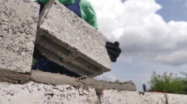 Tuğlacı Eller Tuğlayı Koyuyor. Mason Beton Blokların Kurulumu. Dış Bina Duvarı 'nın İnşaatçısı