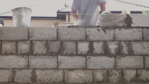 Mason mette il mattone del muro esterno della costruzione in time lapse — Video Stock