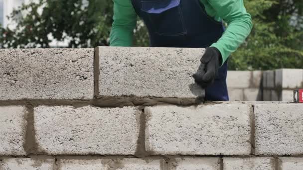 Mason Puts the Brick of Outer Wall of Building. Bricklayer Installation of Concrete Blocks — Stock Video