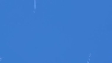 Hava trafiği. Uçak jet katmanının görüntüsü açık mavi gökyüzünde beyaz iz buharı