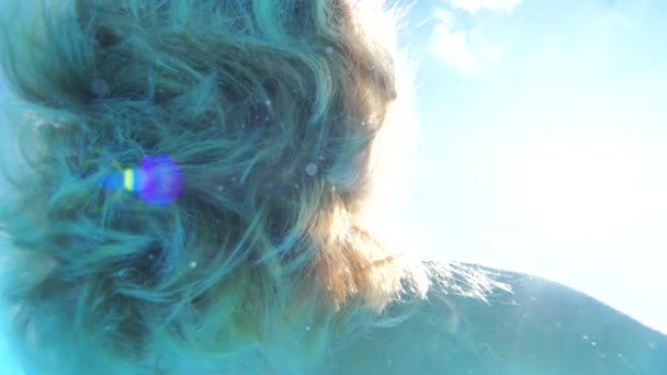 Girls fair hair swim underwater in sunrays — Stock Video