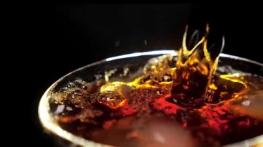 Bir bardağa kola ya da soda dök.