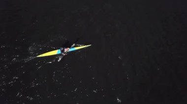 Sporcu Kanocu Hava Manzarası. Nehirde Sarı Kano Yüzen Sporcu 