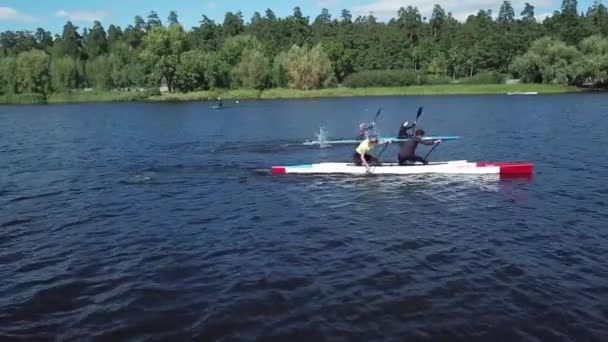 Kayak Yarışçıları Profesyonel Kanocu Paddling ile Nehirde Yarışıyor — Stok video