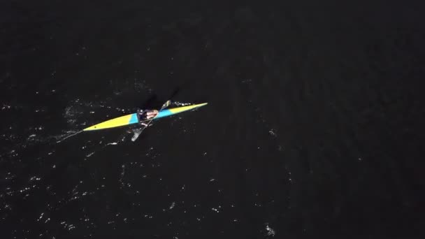 Sportler Kajakfahrer Luftaufnahme. Sportler paddelt im gelben Kajak auf dem Fluss — Stockvideo