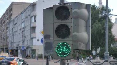 Bisikletçiler için Trafik Işığı Kavşakta Yeşilden Kırmızıya Geçiyor