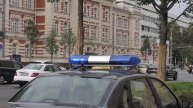Parlayan Polis Arabası Moskova 'nın bir caddesinde duruyor. Yoğun Otobanda Polis Sinyali Işıkları