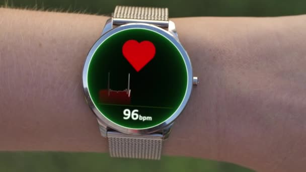 Szívverés vagy pulzus nyomkövető a Smart Watch-on. Egészségügyi alkalmazás és zöld képernyő — Stock videók