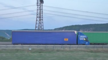 Highway 'de bir yarı kamyon şoförünü takip ettim. Kargo Servisi.