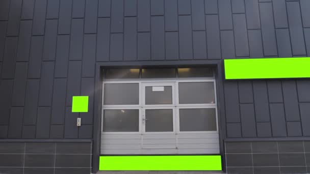 Abertura da porta da garagem com efeito de tela verde, portão automático na oficina de reparação — Vídeo de Stock