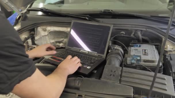 Professional Car Mechanic Working on Laptop in Auto Repair Service — Stock Video