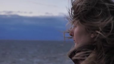 Soğuk Rüzgâr Dalgacıları Genç Kadın Saçları. Fırtınalı Hava 'da Mavi Bulutlara Üzgün Bakış