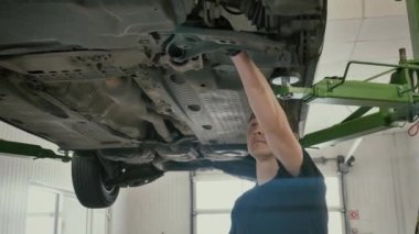 Kaldırılmış Araba ve Panoya Yazma Süspansiyonunu Otomatik Tamirci Denetiyor