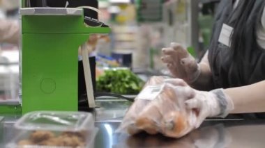 Modern süpermarketteki kasiyerlerin kasiyer ellerine bakın.