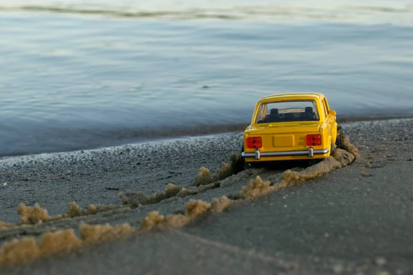 Carro Pequeno Amarelo Banco Rio Imagens De Bancos De Imagens