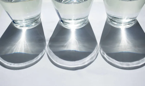 Beyaz kağıt üzerinde üç bardak suda şimşek etkisi