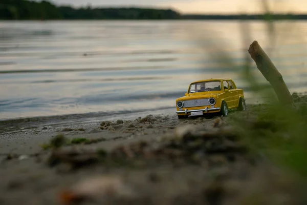 Sarı küçük araba nehir kıyısında dinlenmek için geldi.