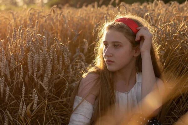 Yüzünde ve saçlarında güneş ışınları olan güzel bir bayan.