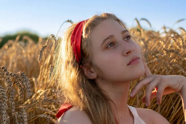 Jong Mooi Meisje Dromen Haar Toekomst Zitten Het Tarweveld — Stockfoto