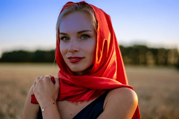 Kırmızı Atlas Snood 'lu güzel genç bayan sahada