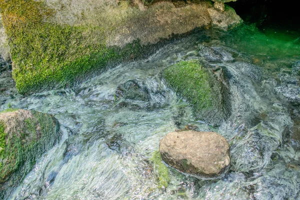 Prachtige Stenen Bedekt Met Mos Prachtige Waterstromen — Stockfoto