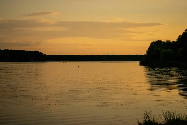 Akşam güneşinin altında geniş bir nehir.