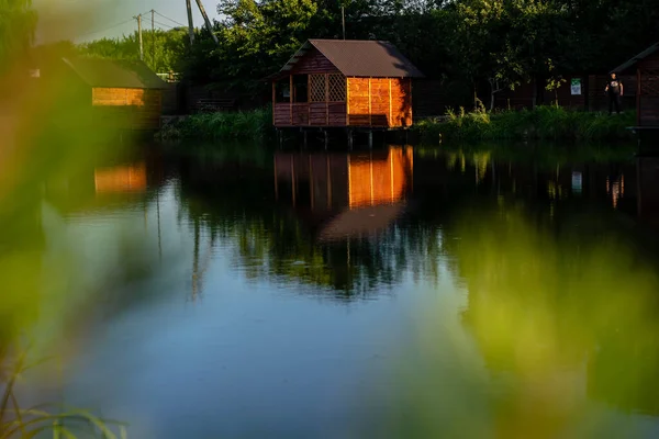 Göl kenarındaki kahverengi ahşap ev 