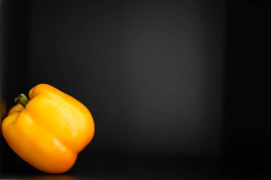 Sarı tatlı biber kara kutu tarafında abuting