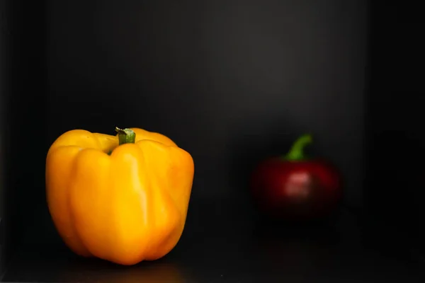 Ön planda sarı tatlı biber ve arka planda kırmızı tatlı biber.
