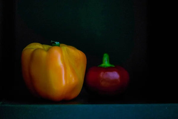 Peperoni Dolci Gialli Rossi Nella Scatola Nera — Foto Stock