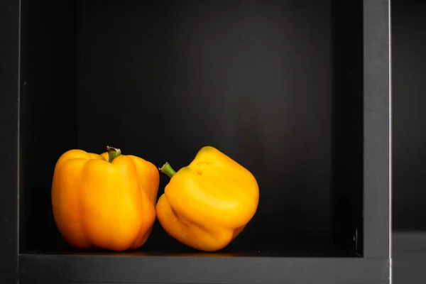 Caixa Madeira Preta Com Duas Pimentas Amarelas Interior — Fotografia de Stock