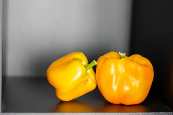 Dois Pimentos Doces Amarelos Uma Prateleira Preta — Fotografia de Stock