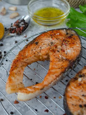 Baharatlı kırmızı balık ve sarımsak.