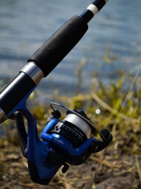 Balıkçı oltası nehir kıyısına yakın çekim yapıyor.